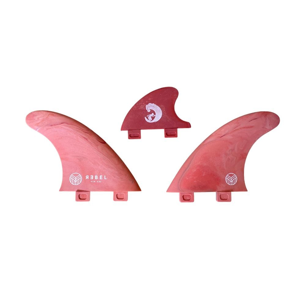 Drei Rebel Fin - Rapid Fin Set FCS I - Marble Surfboard Finnen in rotem Marmor, gebrandet von Rebel Fin, werden nebeneinander ausgestellt. Jede Finne verfügt über Befestigungslaschen und ein weißes Logo, perfekt für Fluss-Surfen.