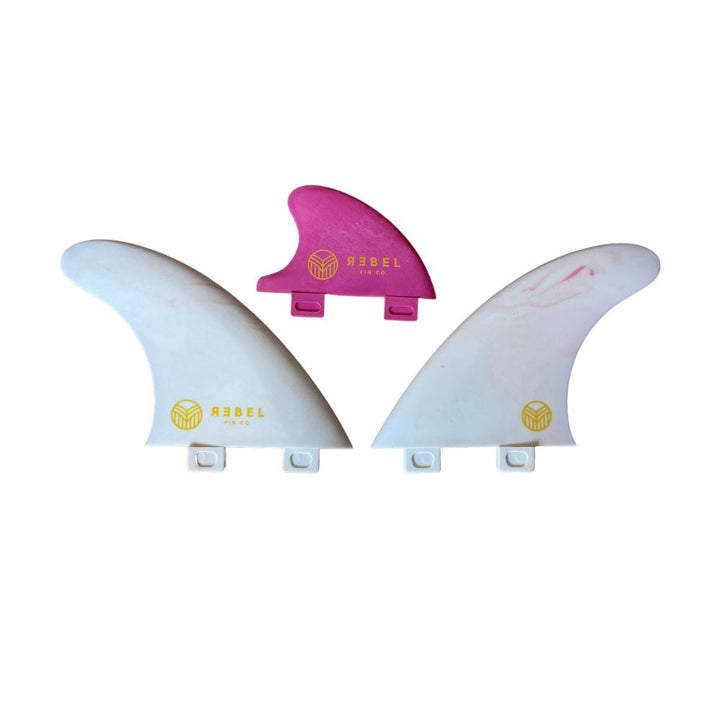 Das Rebel Fin - Rapid Fin Set FCS I - Marble von Rebel Fin besteht aus zwei großen weißen Recycling-Flossen mit gelben Logos und einer kleineren rosa Flosse auf weißem Grund - ideal zum Fluss-Surfen.