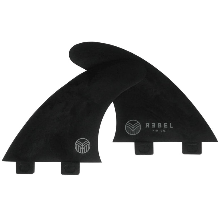 Zwei schwarze, recycelte "Rebel Fin - Twin Set Carbon" Seitenfinnen mit weißem Rebel Fin Logo und Schriftzug, überlappend auf weißem Hintergrund - das ideale Ersatzset der Marke Rebel Fin.