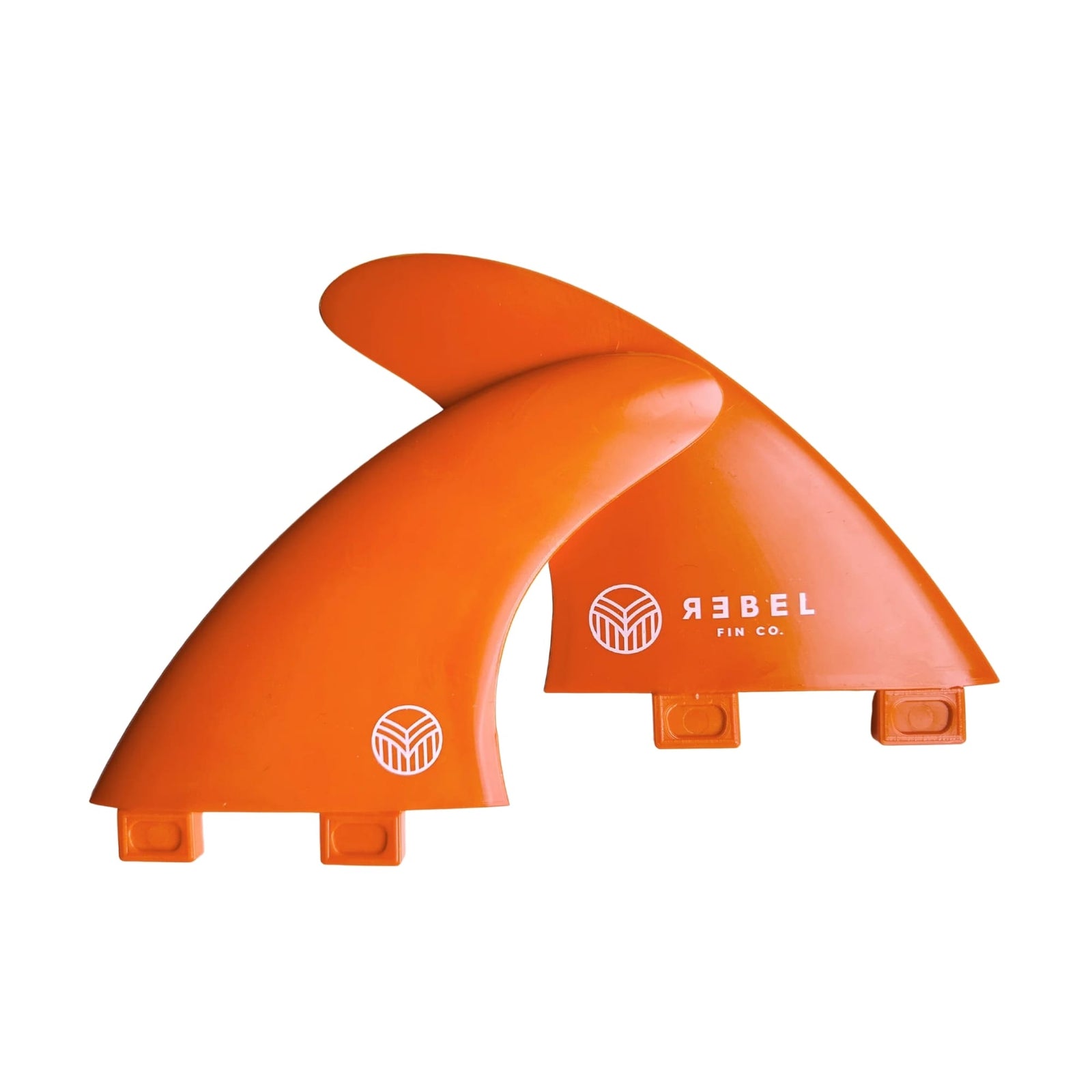 Zwei orangefarbene Rebel Fin - Twin Set Flex Finnen von Rebel Fin sind nebeneinander abgebildet, jeweils mit weißem Branding und Logo. Dieses Twin Set verfügt über zwei Laschen für eine einfache Befestigung - ideal für schnelle Surfabenteuer.