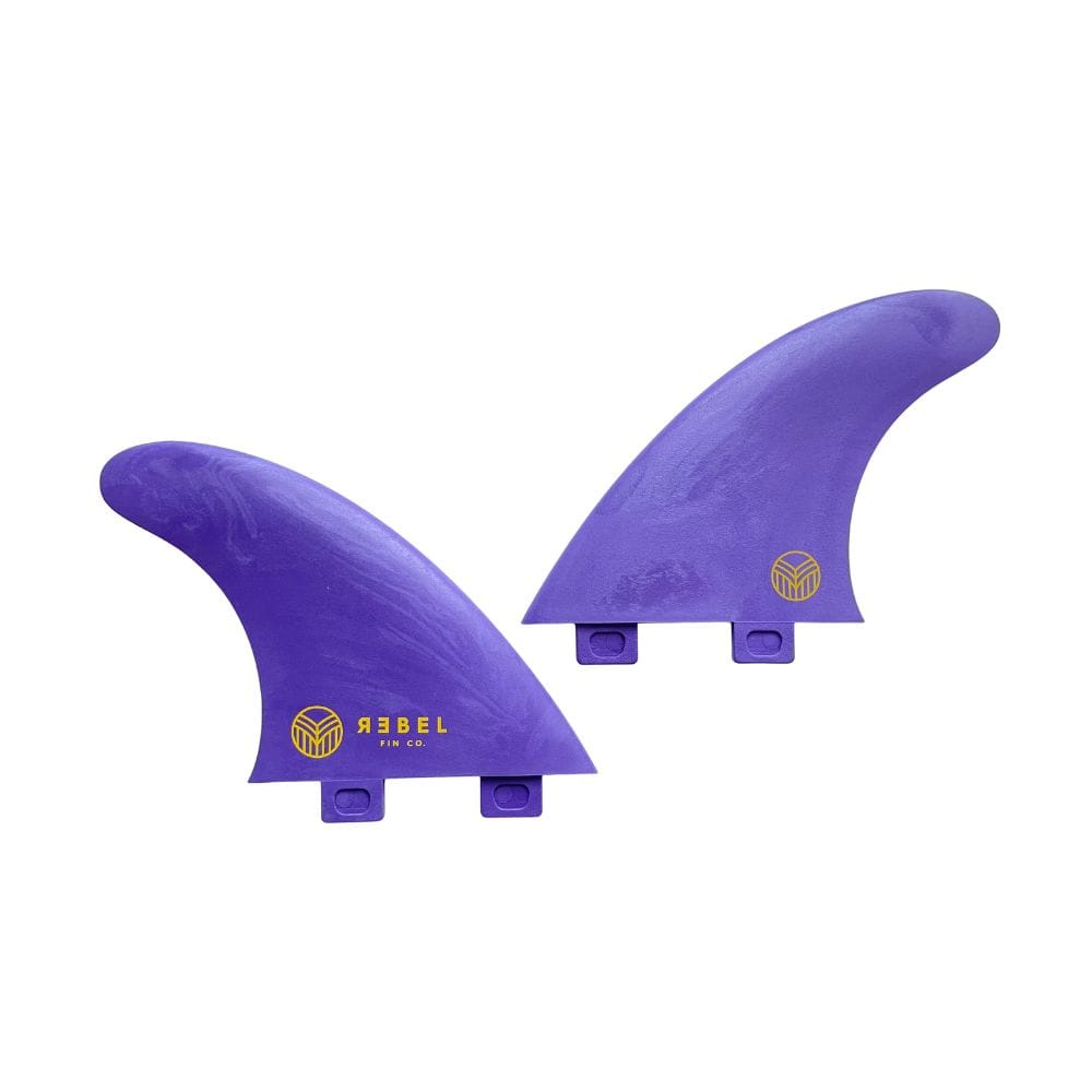 Das Rebel Fins - Twin Set Glasfaser lila besteht aus zwei lila marmorierten Glasfaserflossen mit goldenen Rebel Fin-Logos, leicht zu befestigenden Bodenschlitzen und einem recycelten Design. Ausgestellt auf weißem Hintergrund.