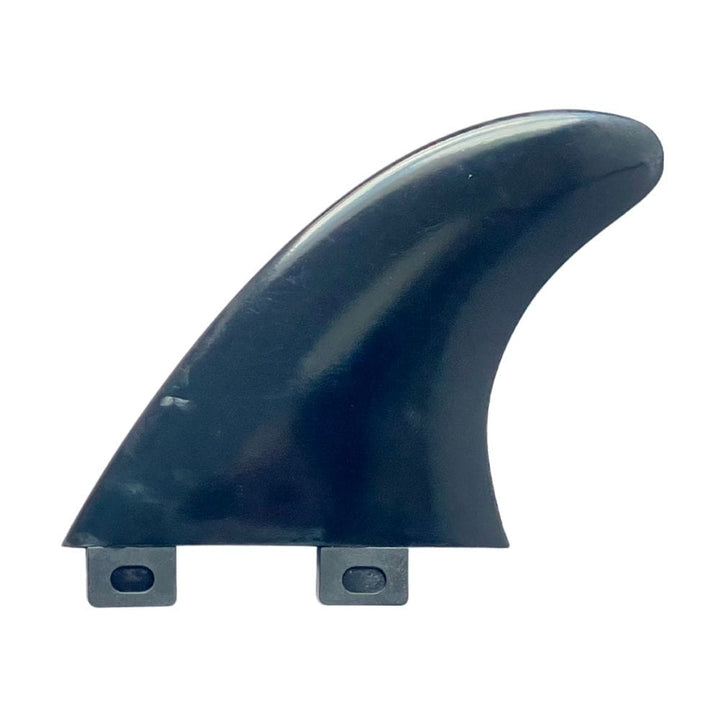 Ein einzelnes schwarzes Surfboard Finnen - Ersatzfinne M FCSI von Rapid Surf Shop mit einer leicht geschwungenen Form und zwei rechteckigen Laschen an der Basis, dargestellt auf einem schlichten weißen Hintergrund.