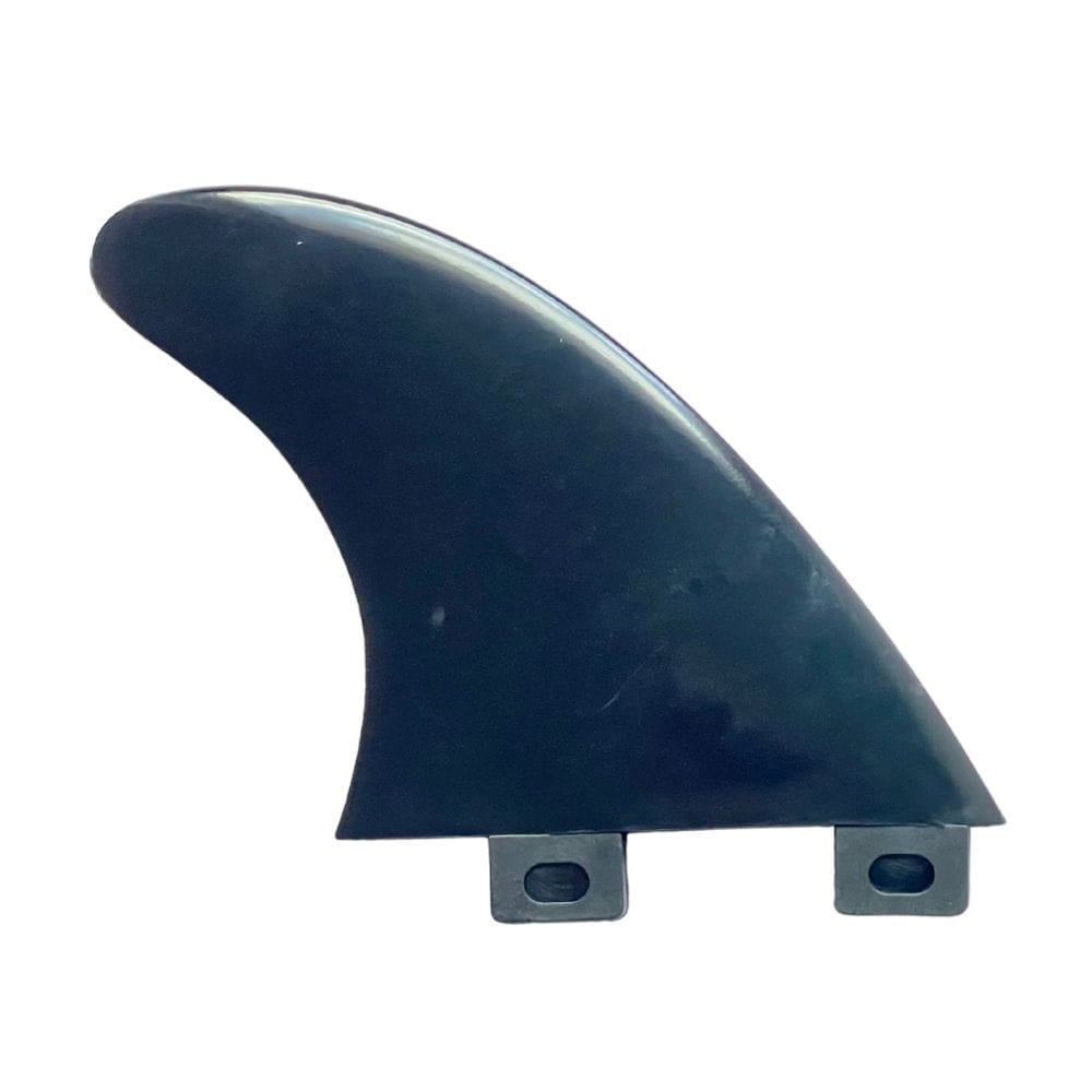 Die Rapid Surf Shop Surfboard Finnen - Ersatzfinne M FCSI ist eine einzelne schwarze, gebogene Surfboard Finne mit zwei rechteckigen Laschen, perfekt als mittlere Ersatzfinne für das Flusssurfen oder als Ersatz für deine bestehende Finne. Fotografiert auf einem weißen Hintergrund.