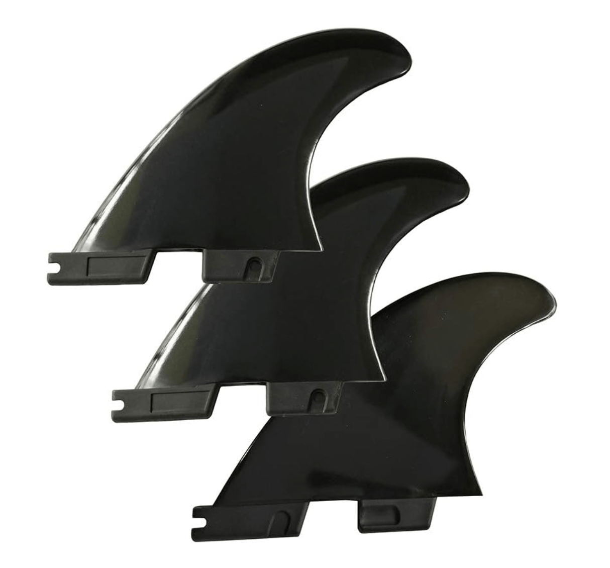 Drei schwarze Surfboard Finnen - Thruster Set M von Rapid Surf Shop sind versetzt gestapelt, haben ein glänzendes Finish und eine surfboardtaugliche Basis - ideale, günstige Finnen für Leinewelle Setups.