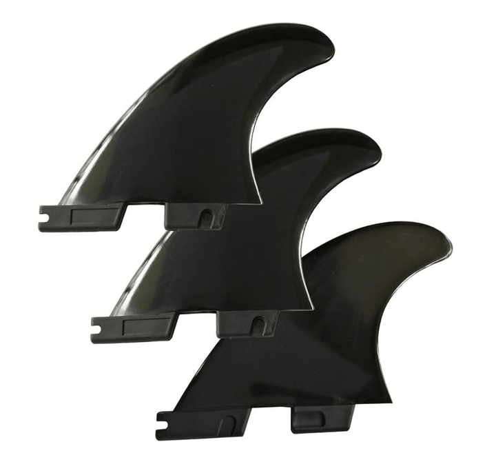 Drei schwarze Surfboard Finnen - Thruster Set M von Rapid Surf Shop sind versetzt gestapelt, haben ein glänzendes Finish und eine surfboardtaugliche Basis - ideale, günstige Finnen für Leinewelle Setups.
