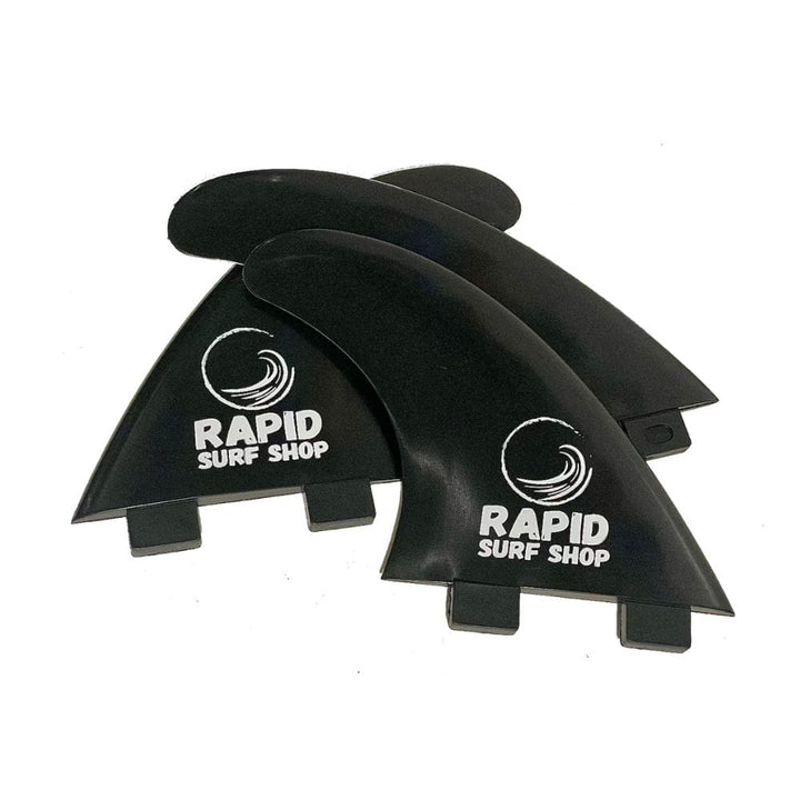 Das Surfboard Finnen - Thruster Set M FCSI mit Logo von Rapid Surf Shop: Drei schwarze Nylon-Finnen mit weißem Logo und Wellenmotiv, überlappend vor weißem Hintergrund-perfekt für alle, die preiswerte Finnen suchen.