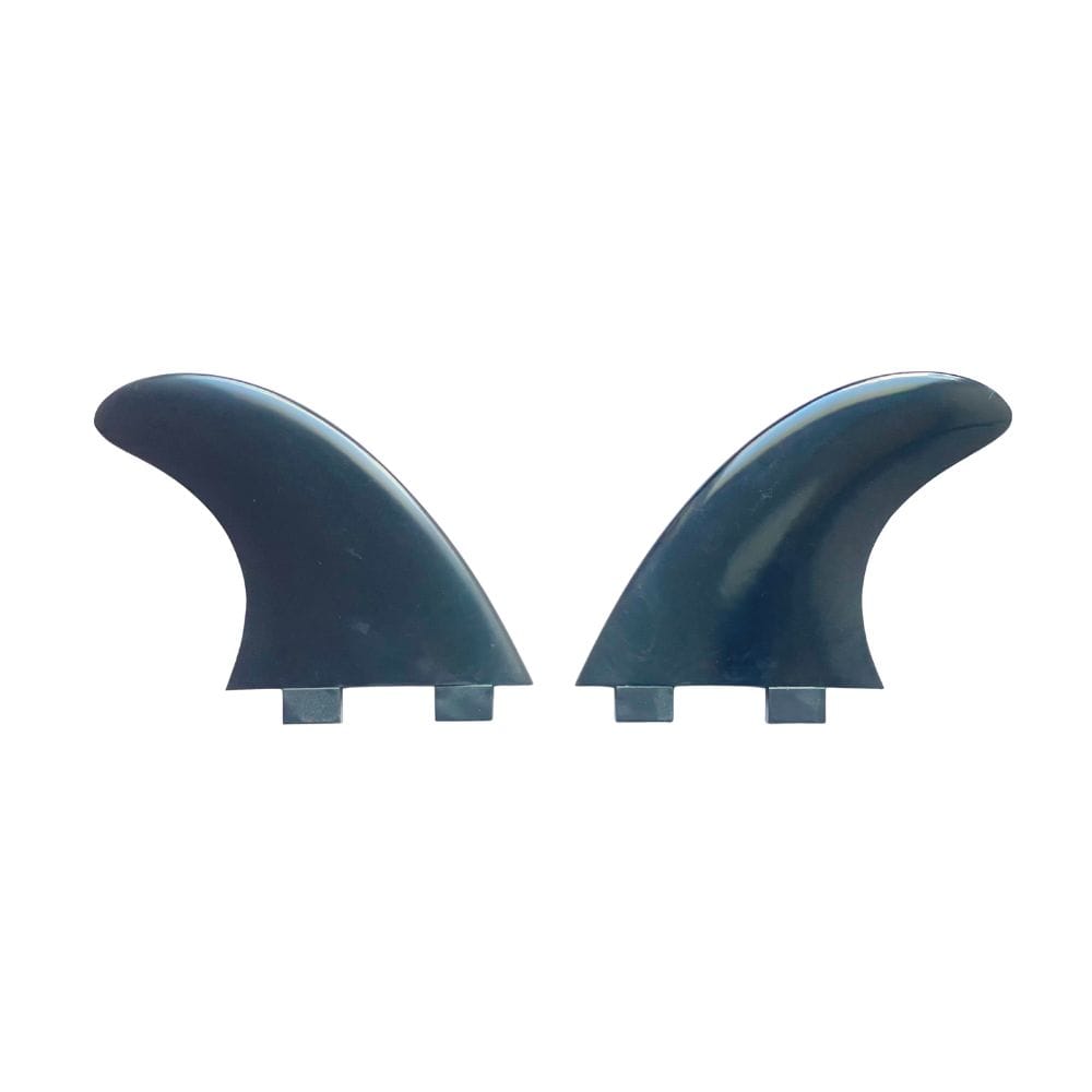 Zwei dunkle Surfboard Finnen - Twin Set S FCSI von Rapid Surf Shop sind nebeneinander auf weißem Hintergrund abgebildet, mit nach außen gewölbten Rändern und Laschen an der Unterseite.