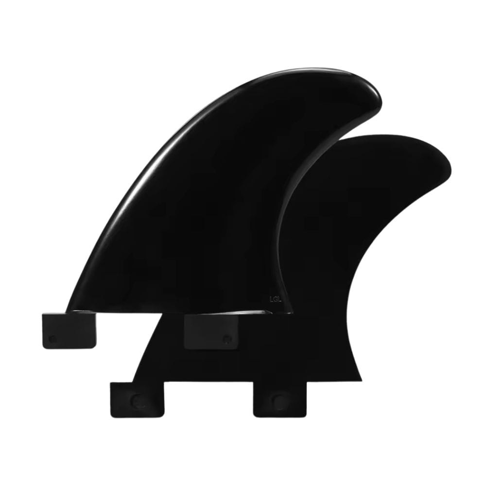 Zwei schwarze Surfboard Finnen - Twin Set XXS FCSI von Rapid Surf Shop sind nebeneinander auf einem weißen Hintergrund abgebildet. Ihr gebogenes Design macht sie ideal für die Befestigung an Ihrem Board und Reiten sowohl stehende Wellen und Ozean Wellen.