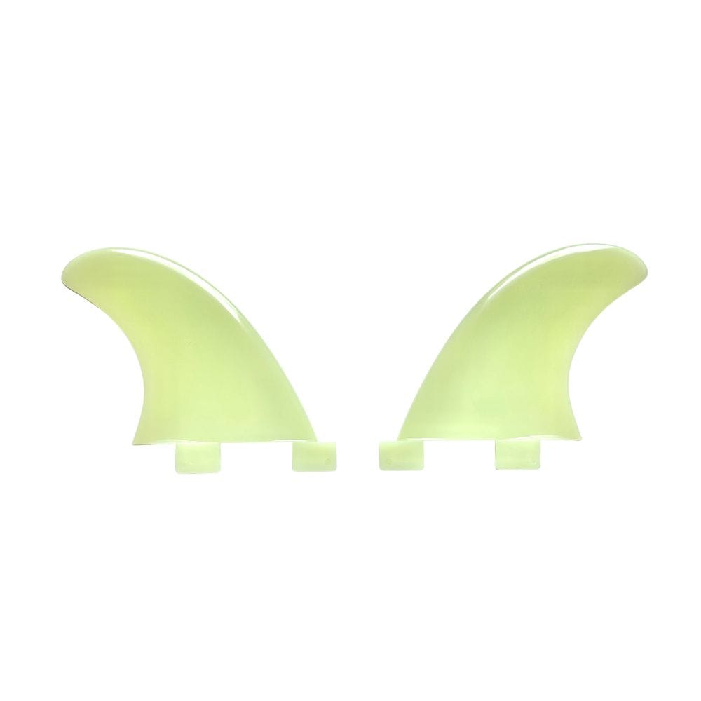 Zwei durchsichtige, hellgelbe Surfboard Finnen - Twin Set XXS FCSI von Rapid Surf Shop stehen nebeneinander, in entgegengesetzter Richtung auf weißem Hintergrund. Jeder hat drei rechteckige Basis Befestigungen-ideal für stehende Wellen.