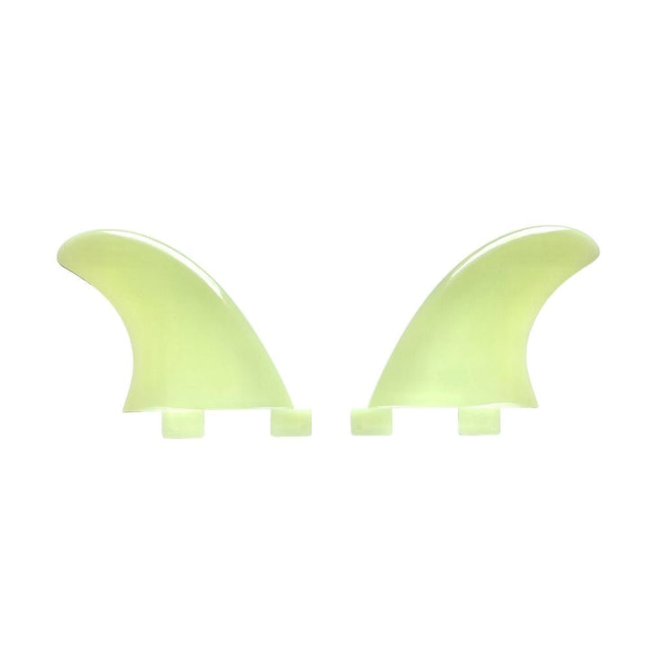 Zwei durchsichtige, hellgelbe Surfboard Finnen - Twin Set XXS FCSI von Rapid Surf Shop stehen nebeneinander, in entgegengesetzter Richtung auf weißem Hintergrund. Jeder hat drei rechteckige Basis Befestigungen-ideal für stehende Wellen.