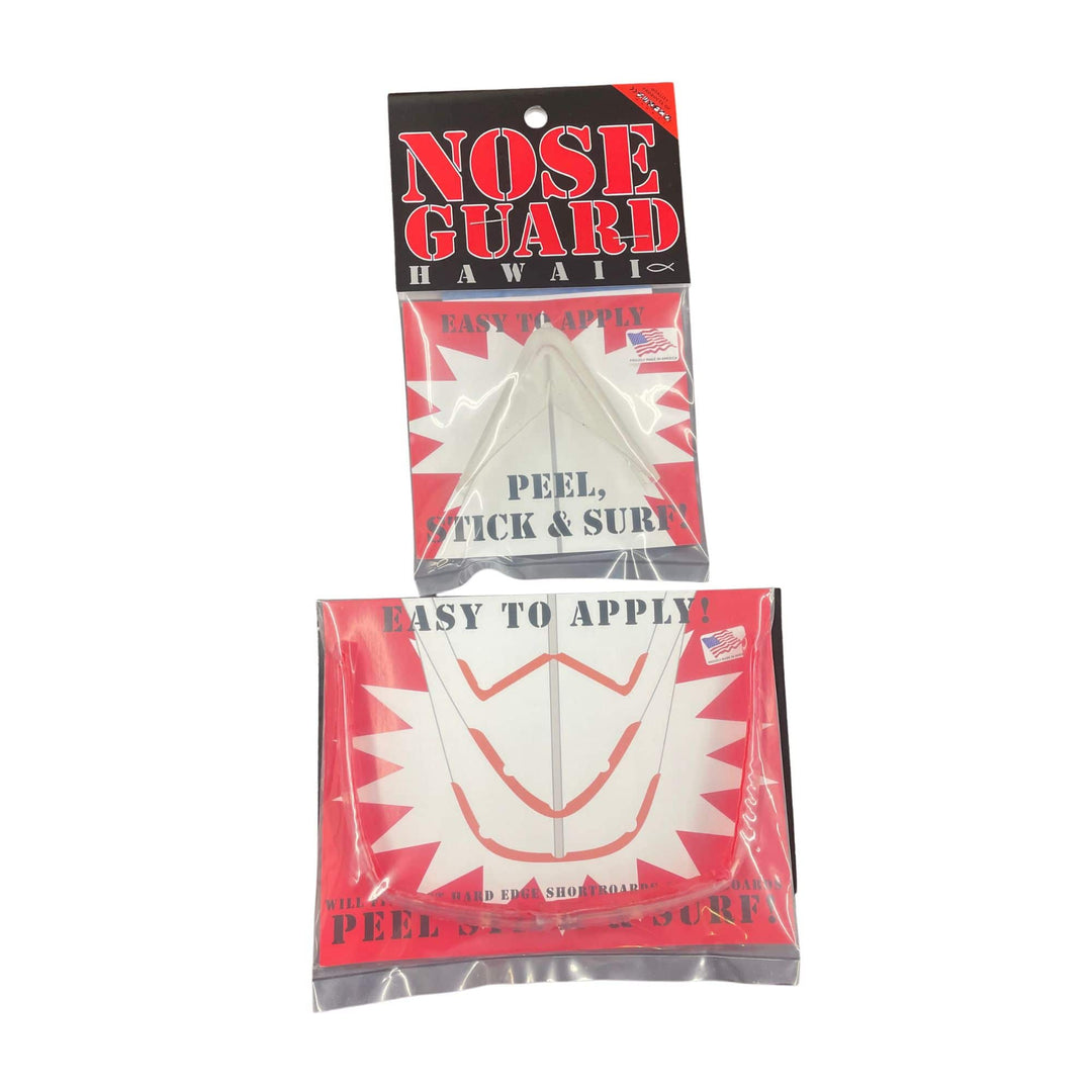 Zwei Packungen durchsichtiger, dreieckiger Nasenschützer in roter SurfCo Hawaii-Verpackung - einfach anzubringen. Das Surfboard Guard Bundle schützt Ihr Board mit Stil und Vertrauen.