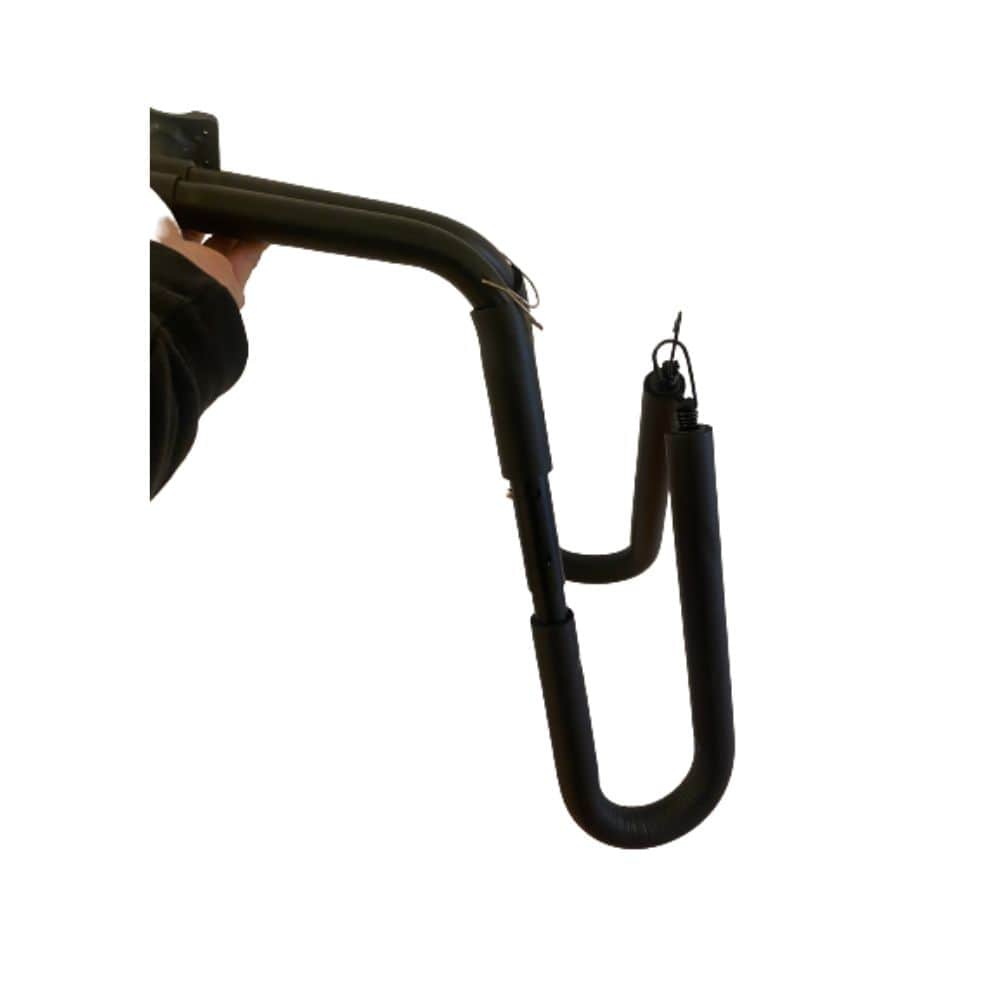 Eine Hand hält einen Rapid Surf Shop Surfboard Bikerack aus schwarzem Metall mit zwei mit Schaumstoff überzogenen Haken und Verriegelungsstiften vor einem weißen Hintergrund.
