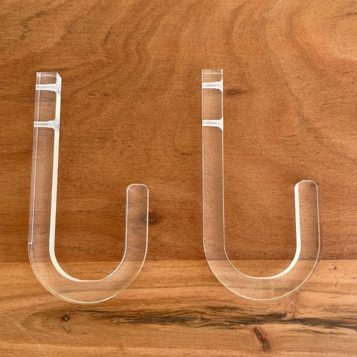 Zwei J-förmige Haken aus klarem Acryl von Rapid Surf Shop&