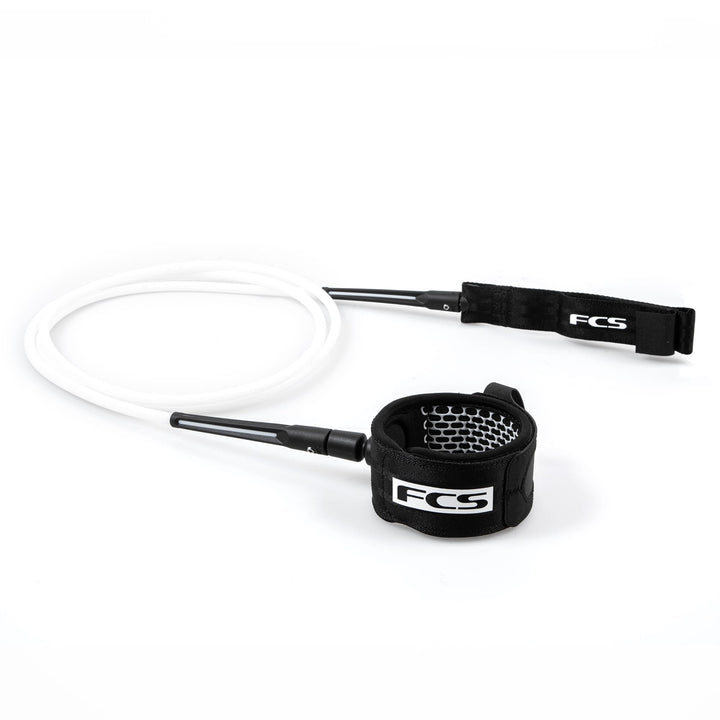 Die FCS All Round Essential Leash 6ft verfügt über eine aufgerollte weiße Leine, einen schwarzen Knöchelriemen mit sechseckiger Polsterung und weiße FCS-Logos auf Riemen und Leine - ideal für vielseitiges Surfen.
