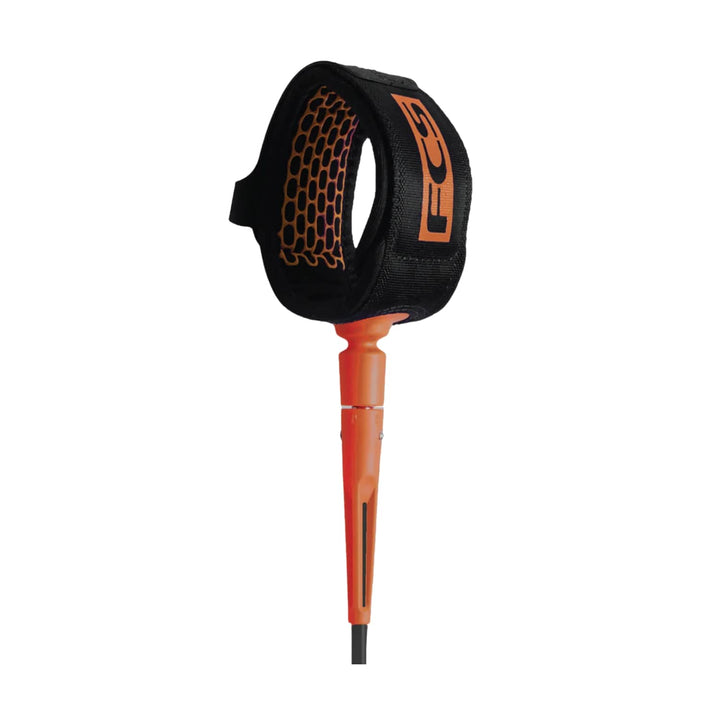 Die FCS Comp Essential Leash 5ft hat eine schwarz-orangefarbene Manschette mit einem sechseckigen Muster, FCS-Branding auf dem Gurt und einen orangefarbenen Kordelstecker - ideal zum Sichern des Surfbretts beim Surfen im Meer oder auf dem Fluss.