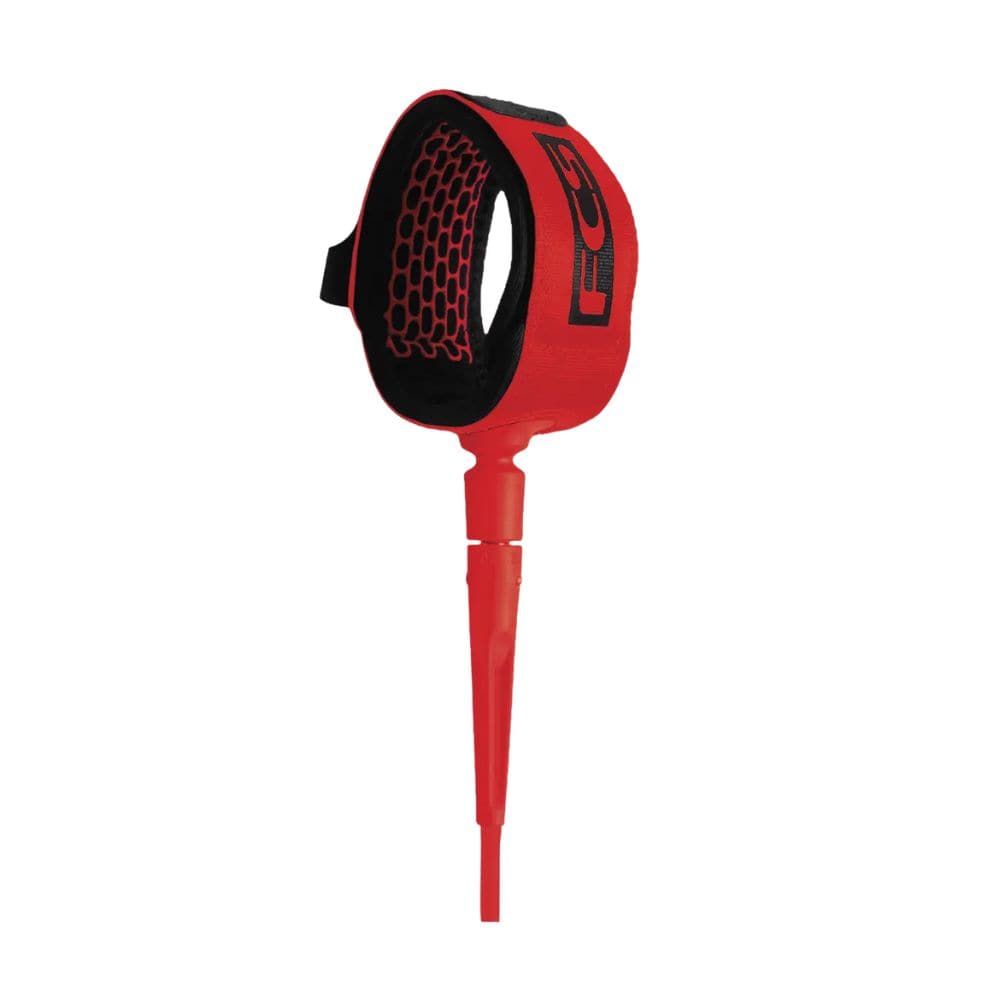 Die FCS Comp Essential Leash 6ft von FCS hat ein rotes Design mit gepolstertem Knöchelriemen, Klettverschluss, schwarzem Wabenmuster auf der Innenseite und "FCS"-Branding auf der Außenseite - für Komfort und sichere Leistung auf dem Surfbrett.