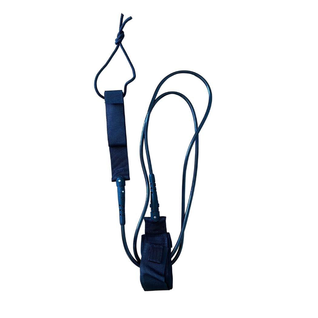 Die Rapid Surf Shop Surfboard Leash ist eine blaue 5-Fuß-Leine mit Knöchelriemen, gepolstertem Teil und Kordel zum Surfen, abgebildet auf weißem Hintergrund.