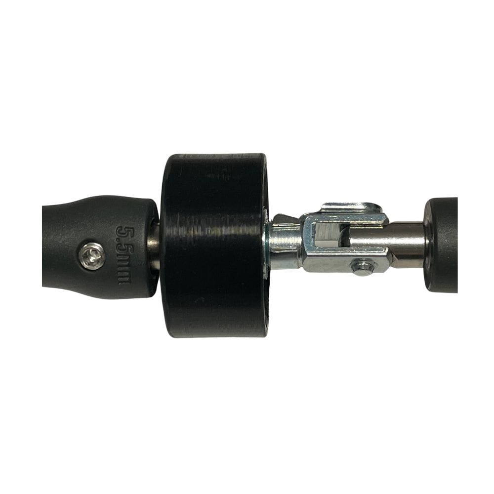 Nahaufnahme eines Zentrierungsadapters für Magnetleash (ab v2.0) von Rapid Surf Shop. Zu sehen sind ein schwarzer Kunststoffzylinder, ein Metallkardangelenk und ein schwarzes 5,5-mm-Teil, das mit einer Schraube befestigt ist.