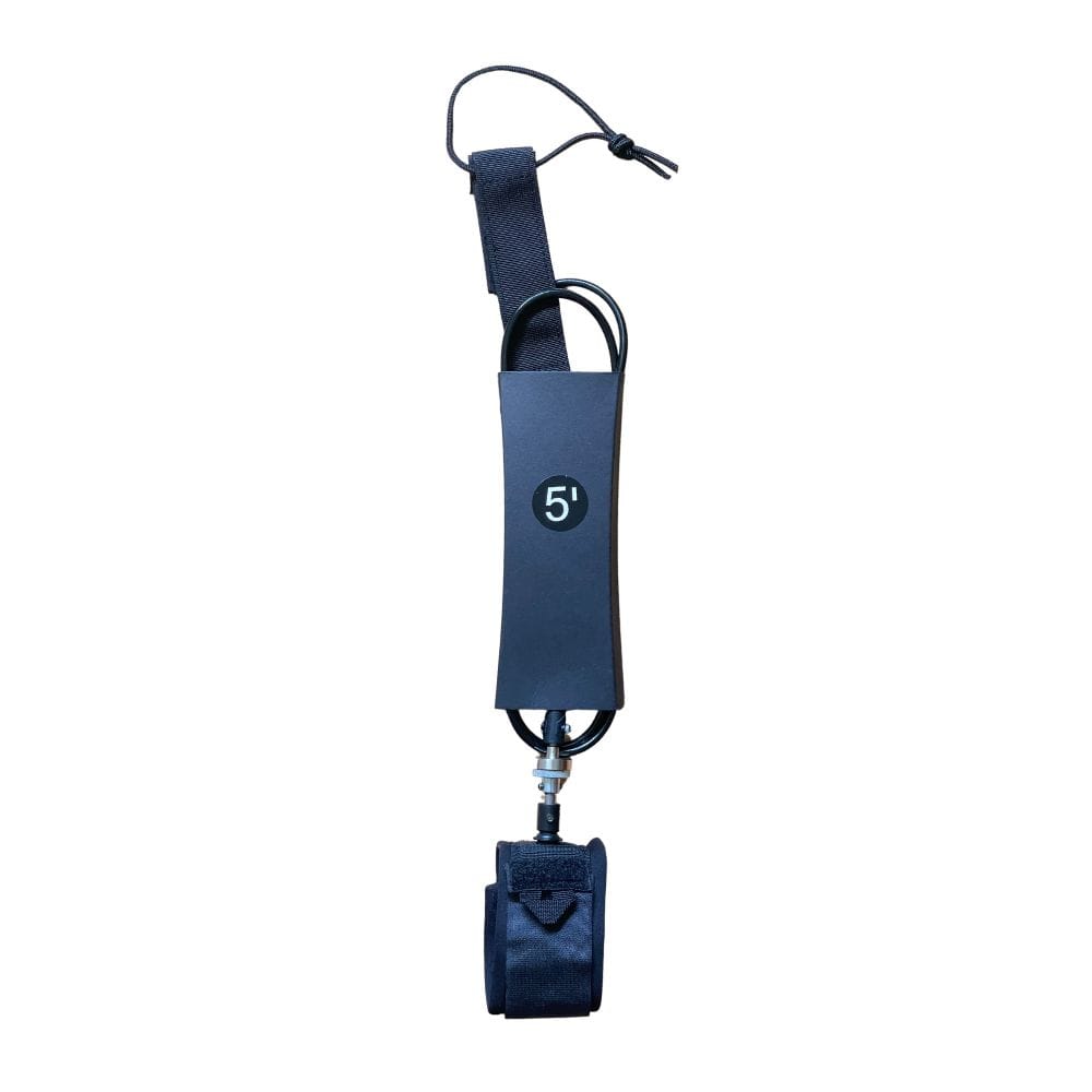 Die Rapid Surf Shop Surfboard Leash mit Magnetverschluss (für die Leinewelle) v2.1 ist eine schwarze, aufgerollte 5-Fuß-Leine mit Klettverschluss am Knöchel, Neodym-Magnet-Schnellverschluss, Schlaufenbefestigung und einem Markenetikett mit "5" in Weiß.