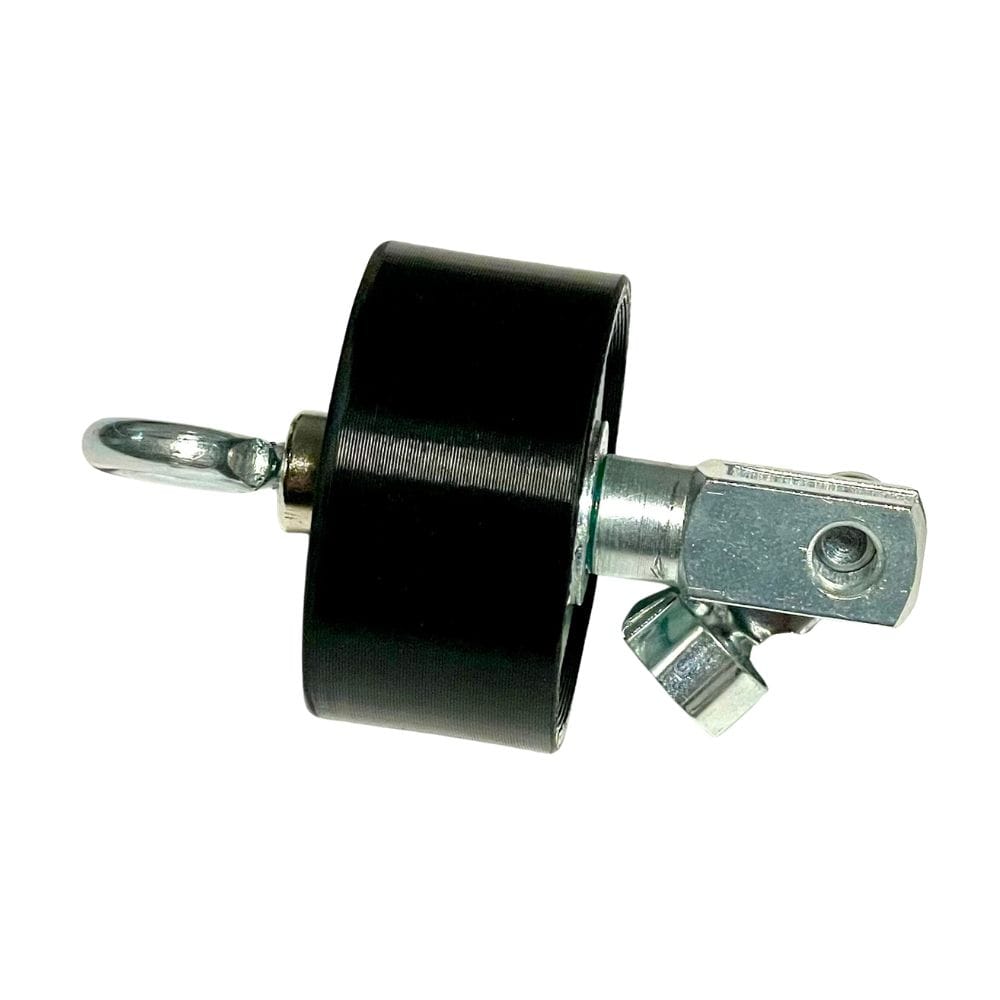 Eine Nahaufnahme des Zentrierungsadapters für Magnetleash (ab v2.0) von Rapid Surf Shop zeigt eine schwarze zylindrische Rolle, eine Metall-Drehöse an einem Ende und eine sichere Klemm-/Adapterbefestigung am anderen Ende.