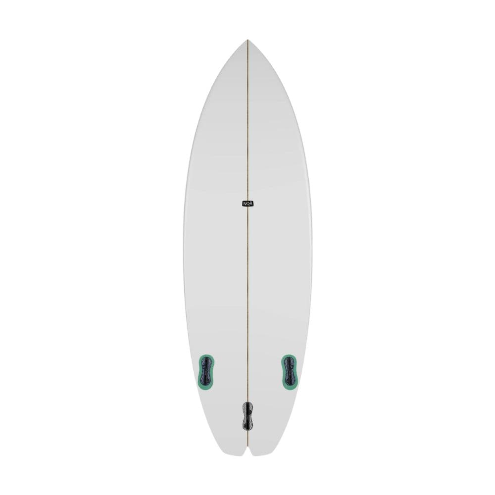 Das NOA Surfboards - Bachforelle von NOA ist ein weißes Flusssurfboard mit spitzer Nose, schmalem Tail, drei schwarz- und tealfarbenen Finnenkästen und einem dünnen beigen Stringer - ideal für Flusswellen wie den Eisbach München.