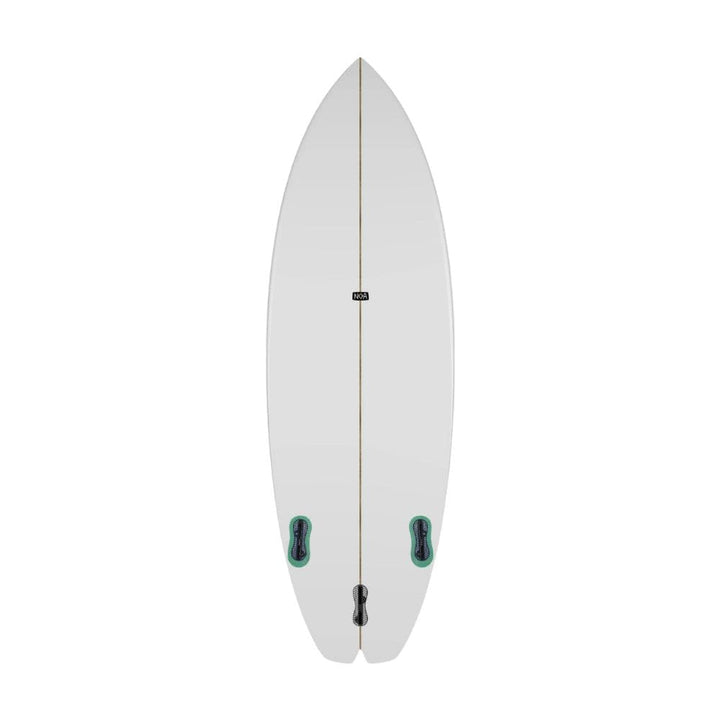 Das NOA Surfboards - Bachforelle von NOA ist ein weißes Flusssurfboard mit spitzer Nose, schmalem Tail, drei schwarz- und tealfarbenen Finnenkästen und einem dünnen beigen Stringer - ideal für Flusswellen wie den Eisbach München.