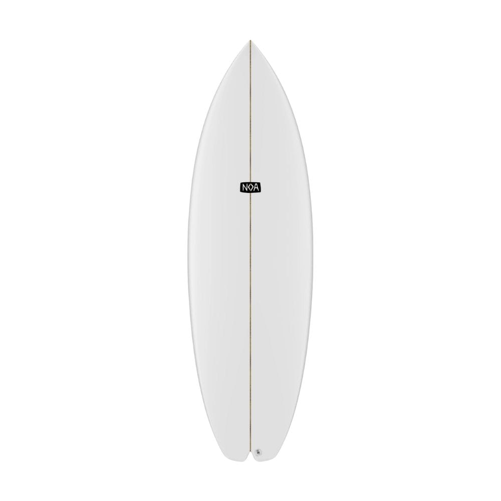 Das NOA Surfboards - Bachforelle ist ein weißes Flusssurfboard mit spitzer Nose, Fishtail und kleinem schwarzen NOA-Logo in der Nähe des Tops - ideal für Flusswellen wie den Eisbach München, mit einem Mittelstringer, der Stärke und Style verleiht.
