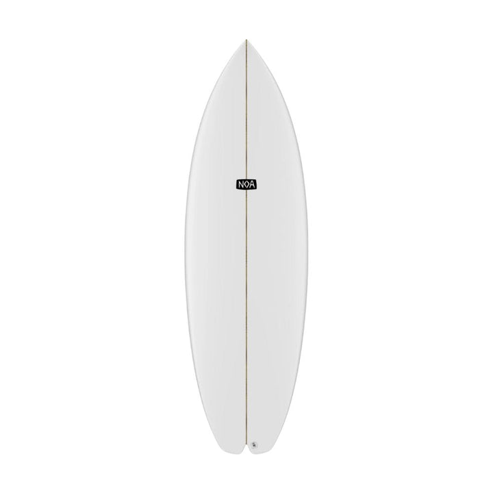 Das NOA Surfboards - Bachforelle ist ein weißes Flusssurfboard mit spitzer Nose, Fishtail und kleinem schwarzen NOA-Logo in der Nähe des Tops - ideal für Flusswellen wie den Eisbach München, mit einem Mittelstringer, der Stärke und Style verleiht.