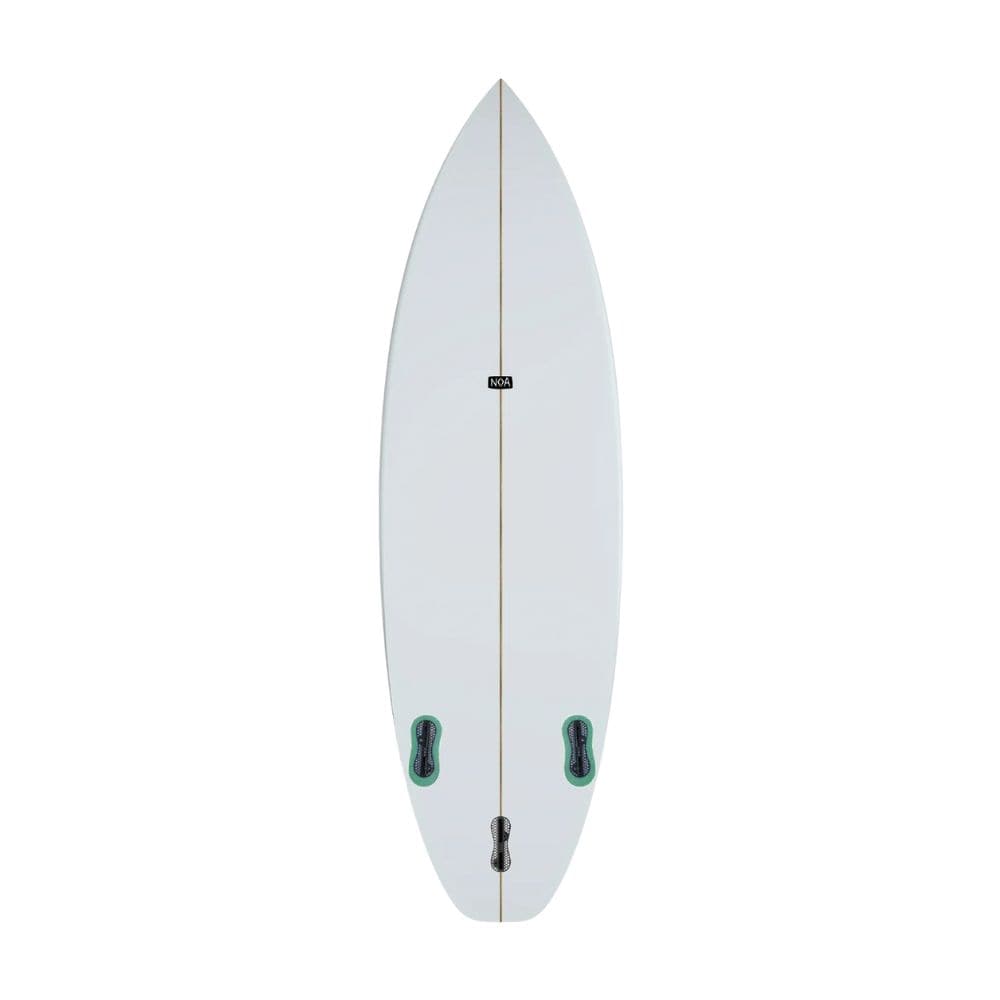 Das NOA Surfboards - CSQ von NOA ist ein weißes Riversurfboard mit einer spitzen Nose, einer dezenten schwarzen Mittellinie, drei schwarz-grünen Finnenboxen auf der Unterseite und einem kleinen rechteckigen Logo in der Mitte. Entworfen für Geschwindigkeit und Kontrolle.