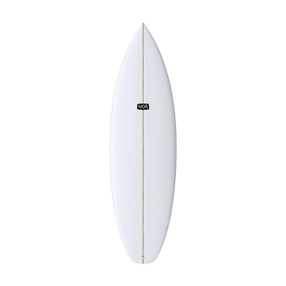 Das NOA Surfboards - CSQ von NOA ist ein weißes Riversurfboard mit einer spitzen Nose, einem abgerundeten Tail, einer dünnen, hellbraunen Mittellinie und einem kleinen, schwarzen, rechteckigen Logo - entwickelt für Geschwindigkeit und präzise Kontrolle auf Wellen.