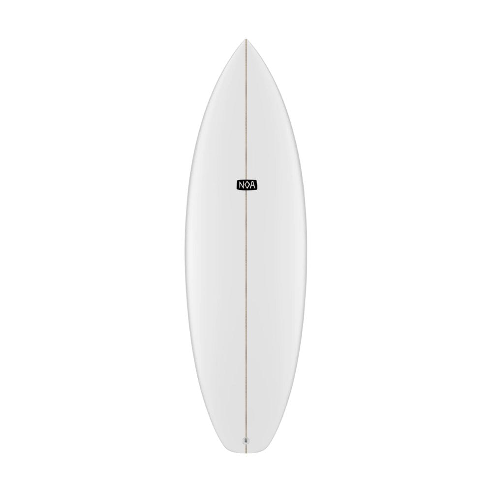 Das NOA Surfboards - Pocket Knife 2.0 ist ein weißes Riversurfboard mit einer spitzen Nose, einem abgerundeten Tail, einem kleinen schwarzen rechteckigen NOA-Logo in der Mitte und einem einzelnen Holzstringer in der Mitte. Entwickelt für Riverwaves.