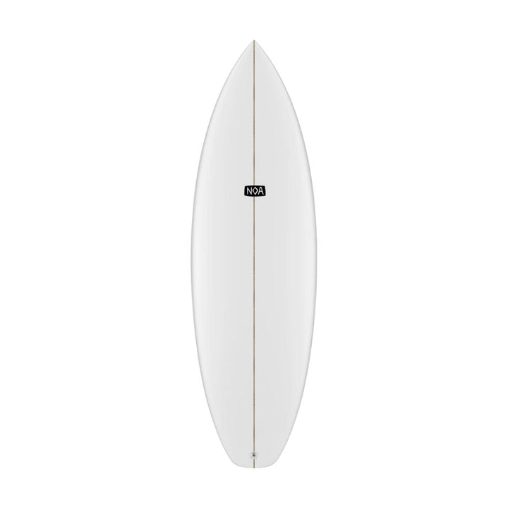 Das NOA Surfboards - Pocket Knife 2.0 ist ein weißes Riversurfboard mit einer spitzen Nose, einem abgerundeten Tail, einem kleinen schwarzen rechteckigen NOA-Logo in der Mitte und einem einzelnen Holzstringer in der Mitte. Entwickelt für Riverwaves.