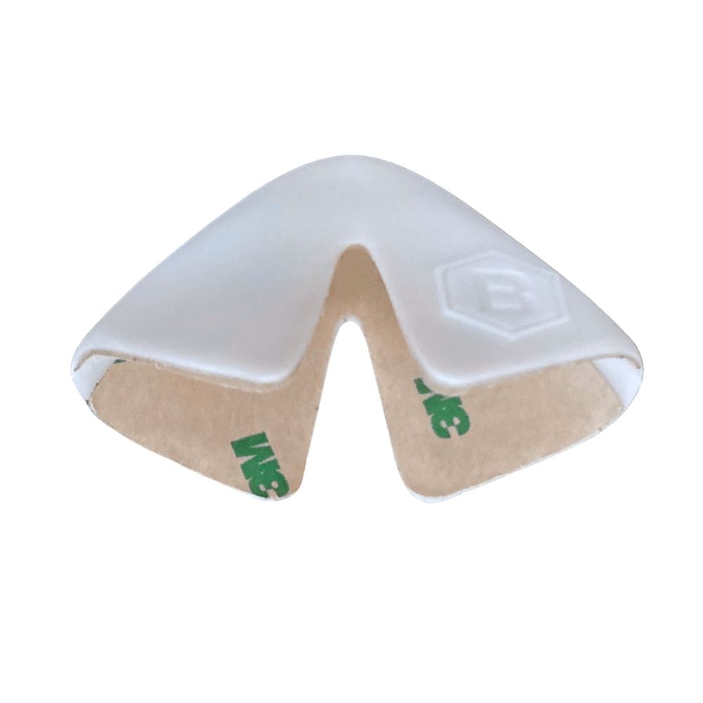 Der Buster Surfboards Noseguard von Buster-Surfboards ist ein weißer Kunststoffschutz in Form eines Glückskekses mit einem selbstklebenden 3M-Streifen darunter. Er ist auf einem schlichten weißen Hintergrund abgebildet und eignet sich ideal zum Schutz der Nase deines Surfboards.