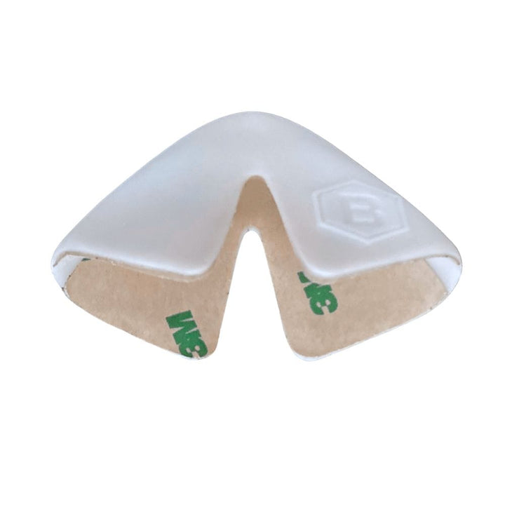 Der Buster Surfboards Noseguard von Buster-Surfboards ist ein weißer Kunststoffschutz in Form eines Glückskekses mit einem selbstklebenden 3M-Streifen darunter. Er ist auf einem schlichten weißen Hintergrund abgebildet und eignet sich ideal zum Schutz der Nase deines Surfboards.