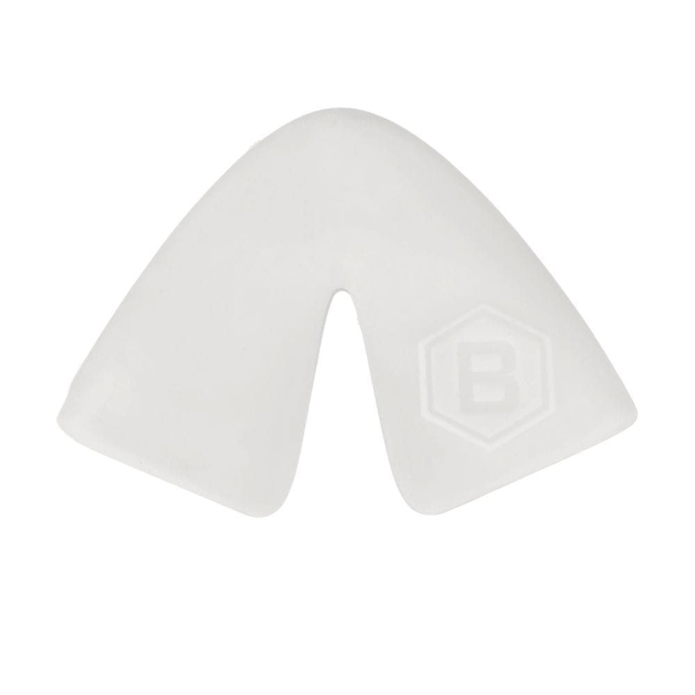 Der Buster Surfboards Noseguard von Buster-Surfboards ist ein weißer, V-förmiger Protektor mit abgerundeten Kanten und einer kleinen Kerbe in der Mitte. Ein schwaches "B" innerhalb eines Sechsecks markiert eine Seite - perfekt für Buster Surfboards.
