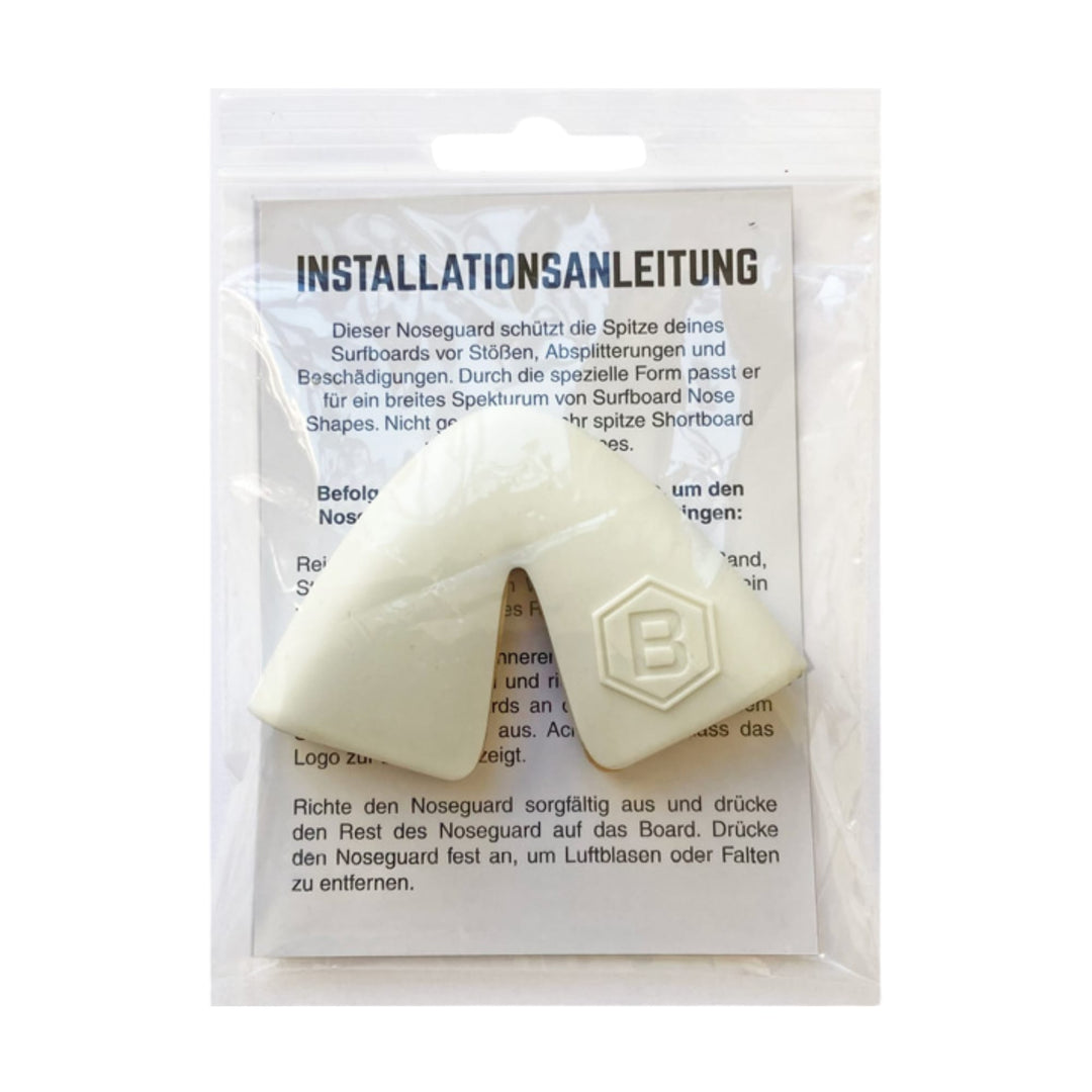 Ein Buster-Surfboards Noseguard Surfboard Nose Protector aus weißem Gummi, verpackt in Plastik, ist vor einer INSTALLATIONSANLEITUNG abgebildet. Der Protektor zeigt ein erhabenes Buster Surfboards Logo.
