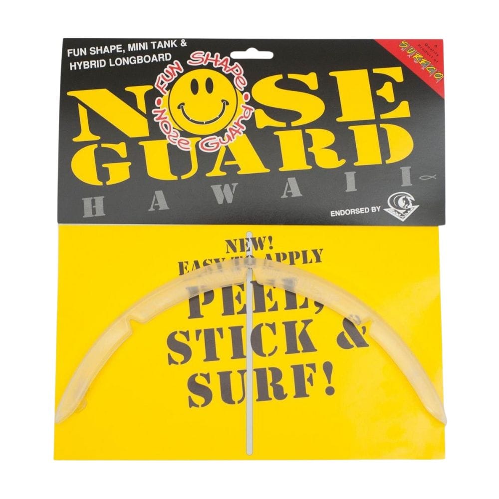 Der SurfCo Hawaii Nose Guard Fun Shape Clear ist ein gewölbter, durchsichtiger Surfbrett-Nasenschutz mit "Peel, stick & surf!"-Anleitung und einem Smiley-Logo, verpackt mit gelbem und schwarzem SurfCo Hawaii-Branding.