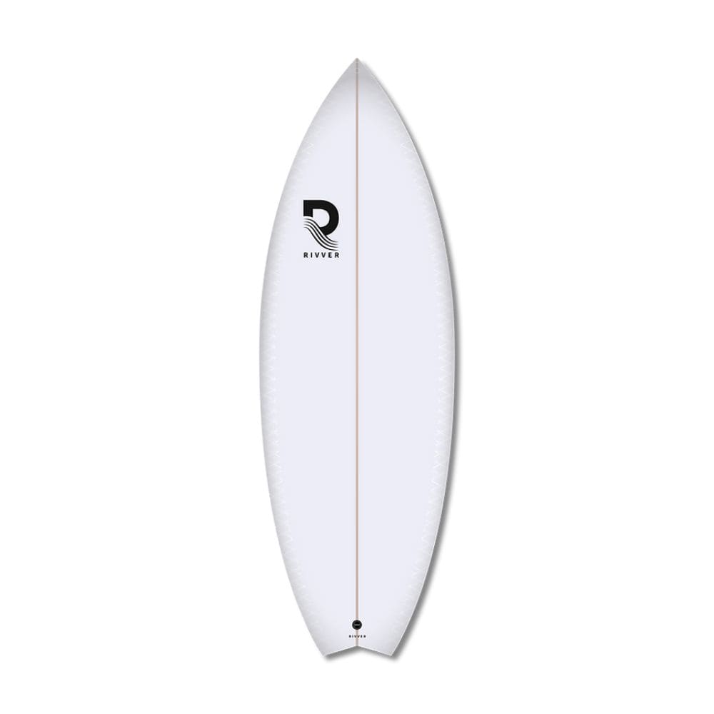 Das Rivver - Fox von Rivver, ein weißes Surfboard mit spitzer Nose und abgerundetem Tail sowie einem schwarzen RIVVER-Logo im oberen Bereich, steht auf weißem Grund - ideal für Rapidwaves oder Spots wie Leinewelle.