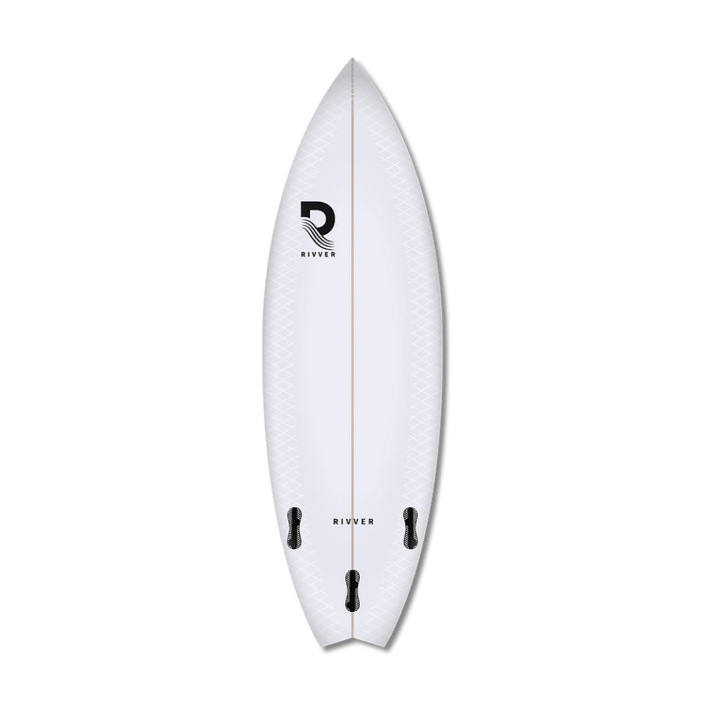 Das Rivver - Lax ist ein weißes Shortboard von Rivver mit spitzer Nose, Schwalbenschwanz, vier Finnenkästen und dem schwarzen "Rivver"-Logo. Es ist ideal für mittlere Flusswellen und wird auf einem schlichten weißen Hintergrund gezeigt.