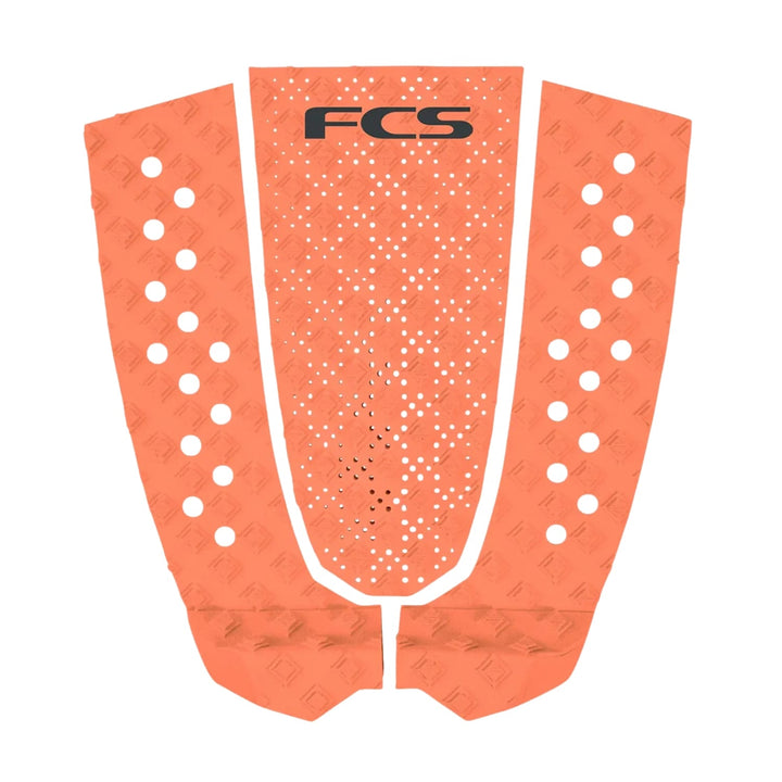 Das FCS T-3 Eco Eclipse Tailpad ist ein dreiteiliges, orangefarbenes Surfboardpad aus nachhaltigem Zuckerrohrschaum mit runden Löchern an den Außenseiten und einem schwarzen FCS-Logo in der oberen Mitte.