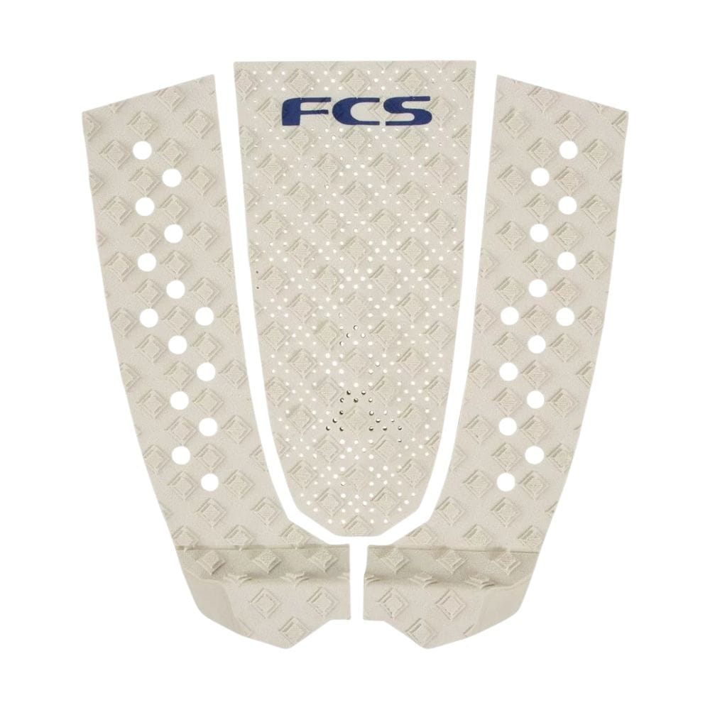 Das FCS T-3 Tailpad Eco Warm Grey ist ein dreiteiliges Surfpad mit Rautenmuster, runden Aussparungen und dem FCS-Logo in Blau in der oberen Mitte für zuverlässigen Performance Surfboard Grip.