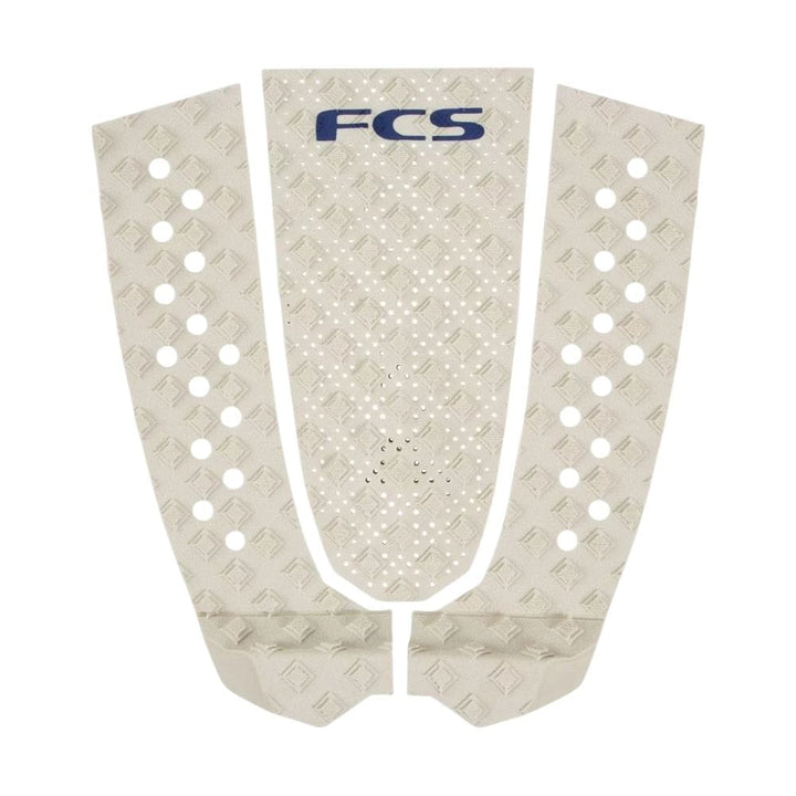 Das FCS T-3 Tailpad Eco Warm Grey ist ein dreiteiliges Surfpad mit Rautenmuster, runden Aussparungen und dem FCS-Logo in Blau in der oberen Mitte für zuverlässigen Performance Surfboard Grip.