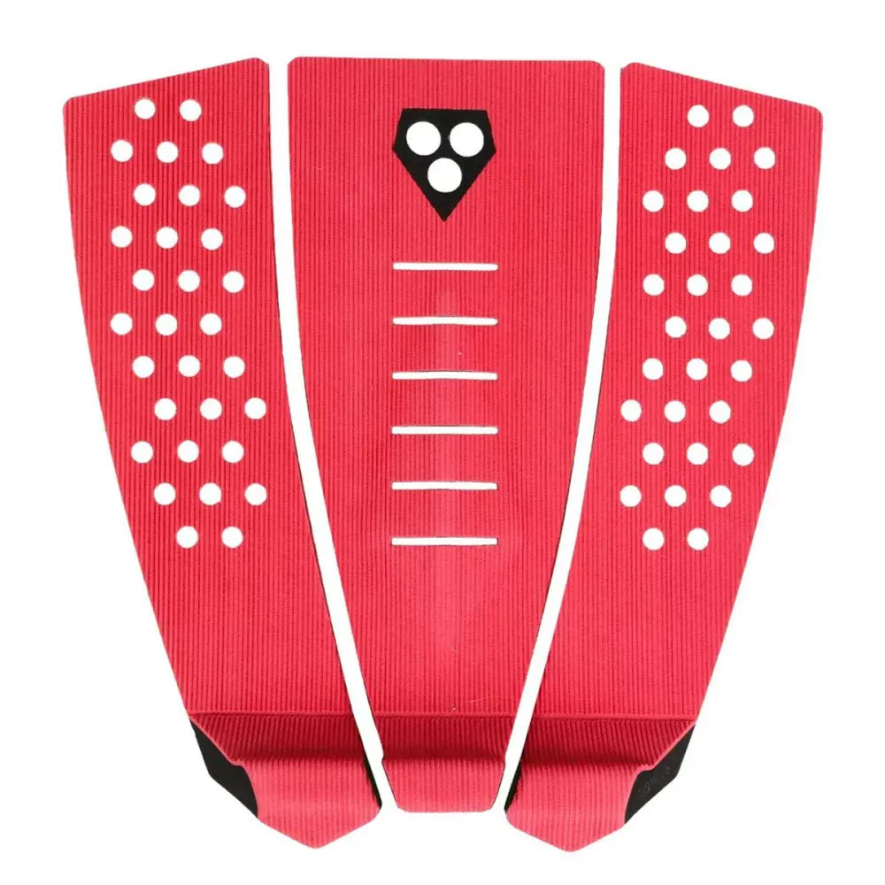 Das Gorilla Grip - Skinny Three Tailpad (Astro Dust / Black) von Gorilla zeichnet sich durch ein rotes dreiteiliges Design mit weißen Punkten auf den Seitenteilen, horizontalen Rillen für zusätzliche Griffigkeit und einem kleinen schwarzen Abschnitt mit drei weißen Punkten in der Nähe der oberen Mitte aus.
