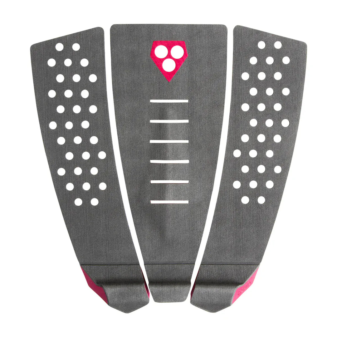 Das Gorilla Grip - Skinny Three Tailpad (Charcoal / Red Plum) von Gorilla ist ein dreiteiliges Pad mit strukturierter Oberfläche, weißen, kreisförmigen Grifflöchern, pinkem Logo in der oberen Mitte, gebogenen Seitenteilen und horizontalen Rillen für zusätzlichen Halt auf dem Surfbrett.