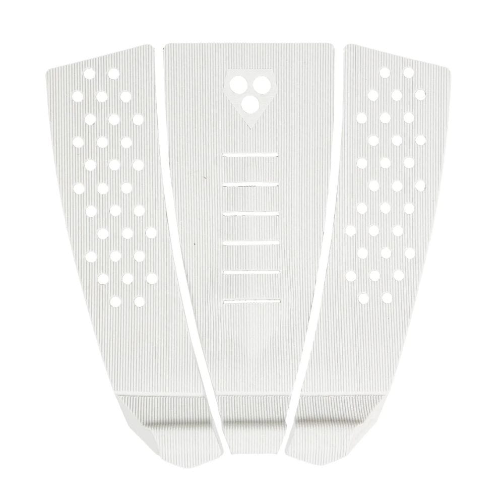 Das Gorilla Grip - Skinny Three Tailpad (Cloud) von Gorilla ist ein weißes, dreiteiliges Surfboard-Tailpad mit strukturierter Oberfläche, Seitenteilen mit kreisförmigen Löchern und einem mittleren Pad mit horizontalen Rillen und einem dreieckigen Ausschnitt.