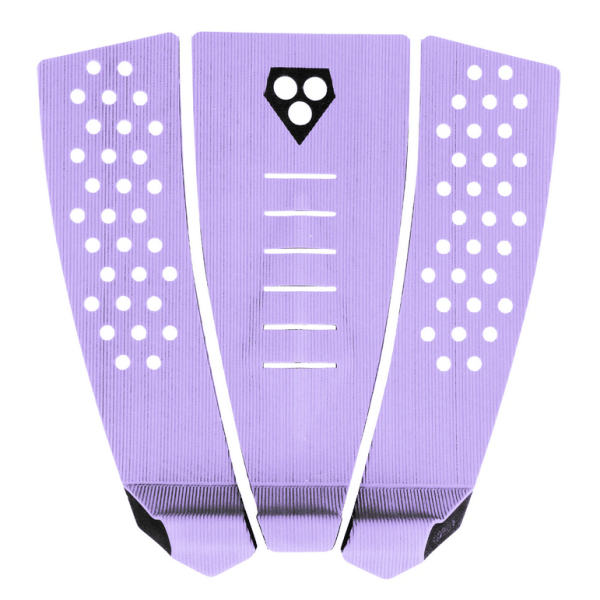 Das Gorilla Grip - Skinny Three Tailpad (Digital Lav / Black) von Gorilla ist eines der dünnsten Surfboard-Tailpads mit seitlichen runden Löchern, einem Zentrum mit horizontalen Rillen und einem kleinen schwarzen sechseckigen Logo oben.