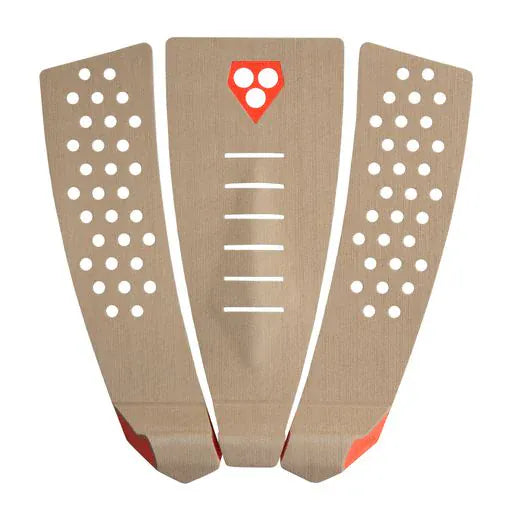 Drei hellbraune Gorilla Grip - Skinny Three Tailpad (Nomad) Klebestreifen von Gorilla, jeweils mit kreisförmigen Löchern und roten unteren Akzenten, sind auf einem weißen Hintergrund aufgefächert. Der mittlere Streifen zeigt ein Schild-Logo mit drei weißen Kreisen.