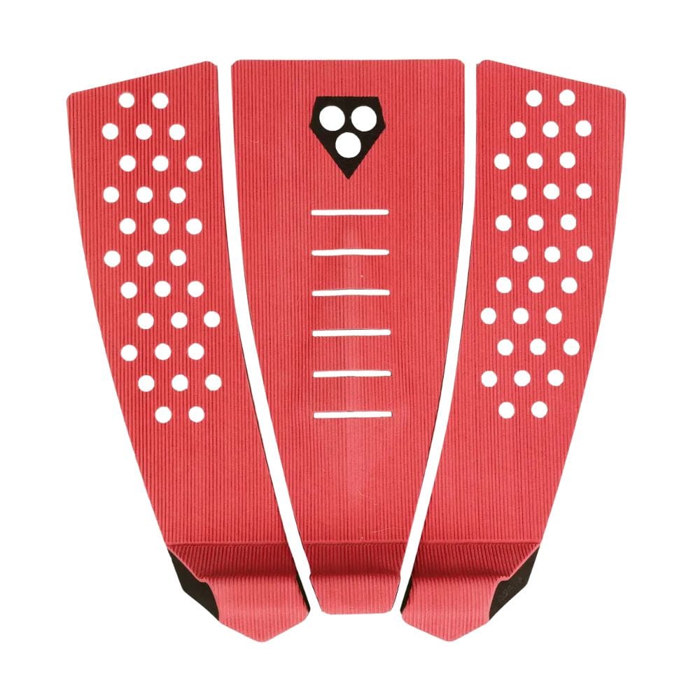 Das Gorilla Grip - Skinny Three Tailpad (Red) von Gorilla ist ein dreiteiliges Traktionspad mit weißen Rasterlöchern an den Seiten, horizontalen Rillen in der Mitte des Copperhead Arch Bar und einer schwarzen Klebefläche.