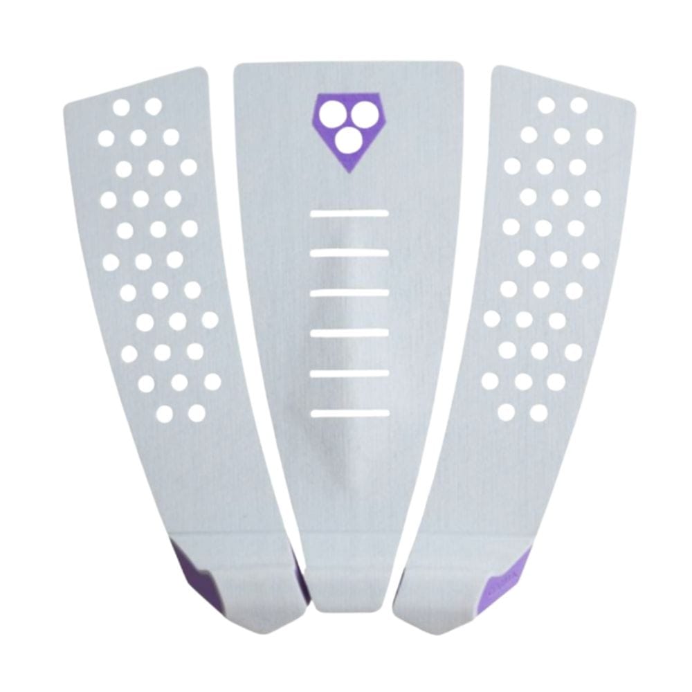 Das Gorilla Grip - Skinny Three Tailpad (Saturn) von Gorilla besteht aus drei weißen Teilen mit kreisförmigen Löchern, einem zentralen Pad mit horizontalen Rillen und einem lila geometrischen Logo sowie lila Akzenten an den Seiten - perfekt für ein optimales Boardgefühl.