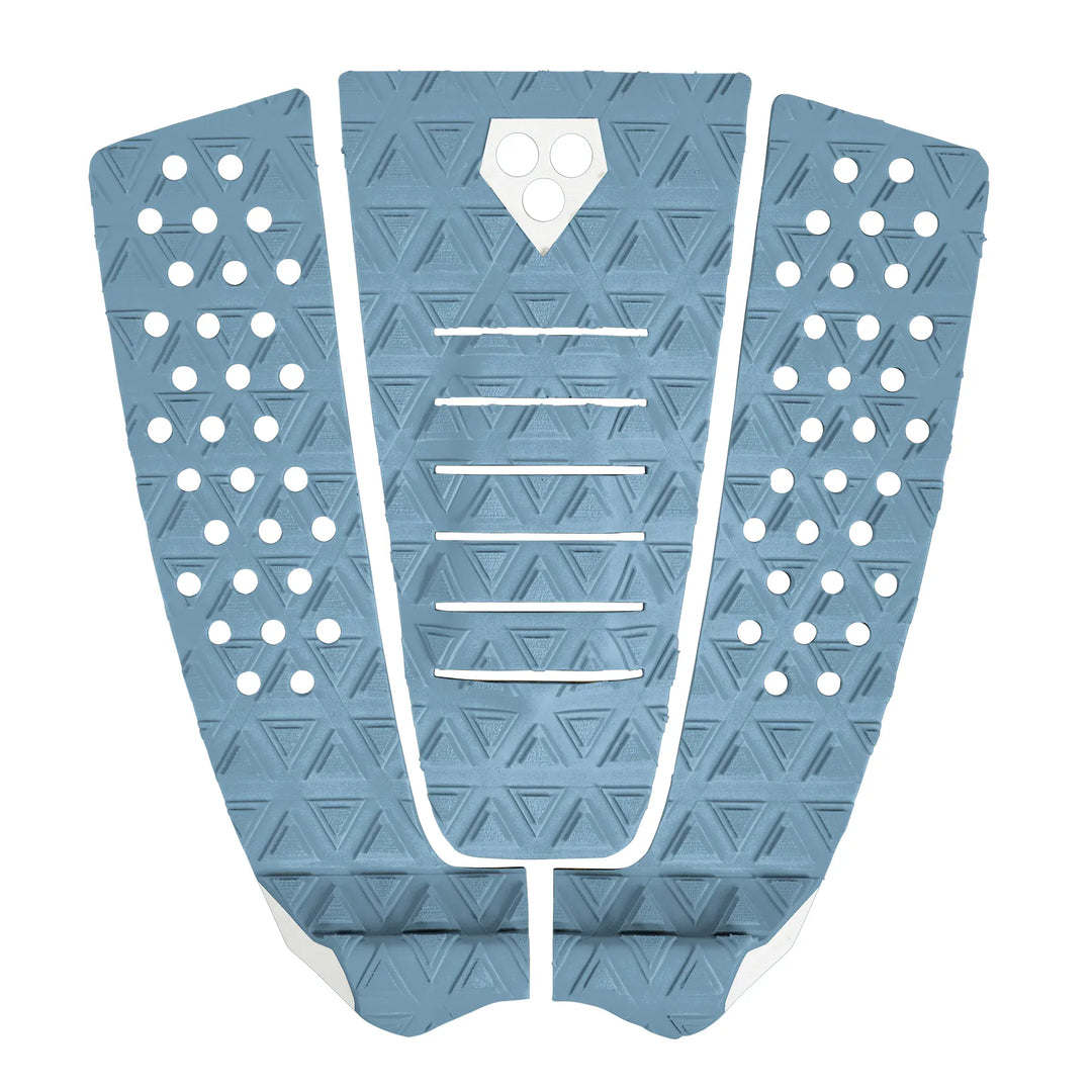 Das Gorilla Grip - The Jane Tailpad (Marine Teal / Cloud) von Gorilla ist ein dreiteiliges Surfpad mit einem strukturierten dreieckigen Muster, kreisförmigen Grifflöchern, horizontalen Rillen und einem erhöhten Mittelbogen.
